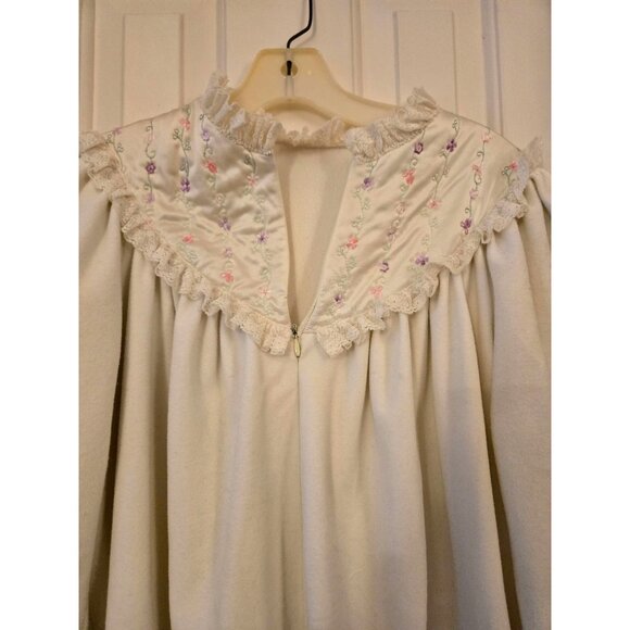 Vintage Womens Long Nightgown With Lace & Embroidery Detail - Picture 5 of 5